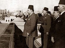 عبد الرزاق السنهوري (الثاني من اليمين) مع الملك فاروق